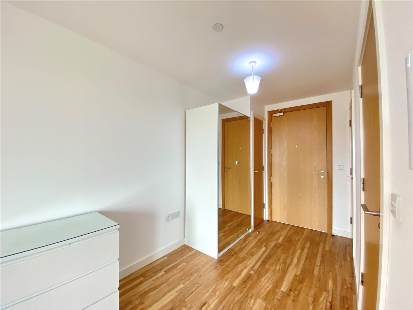 Studio Apartment - Studio To Rent image 7